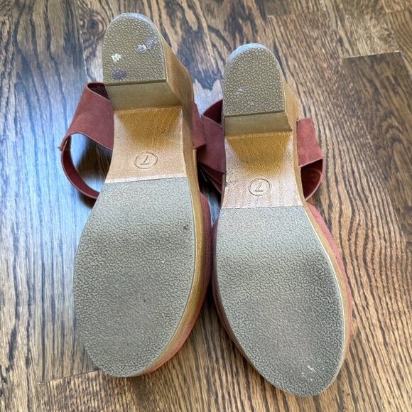 Universal Thread Clogs - Picture 3 of 3